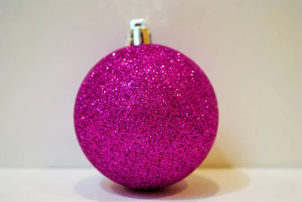 Single Purple Christmas Ornament White Background — Stock Photo, Image