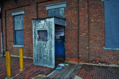 Rayları ve grafitileri olan terk edilmiş tuğla tren deposu.