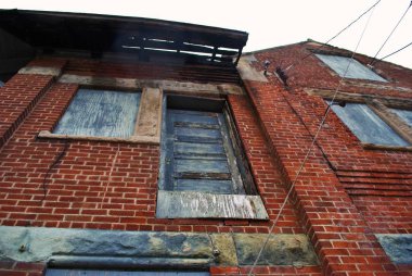 Rayları ve grafitileri olan terk edilmiş tuğla tren deposu.