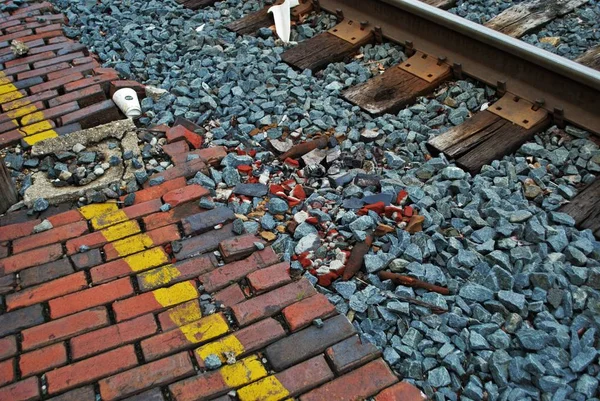 Rayları Grafitileri Olan Terk Edilmiş Tuğla Tren Deposu — Stok fotoğraf