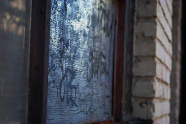 Közelkép Egy Koszos Betört Ablakpárkányról Egy Elhagyatott Épületen — Stock Fotó