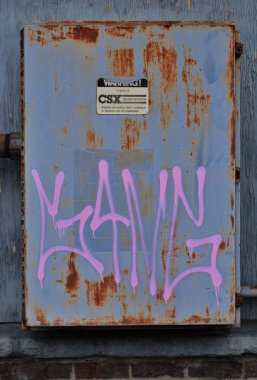 Rayları ve grafitileri olan terk edilmiş tuğla tren deposu.