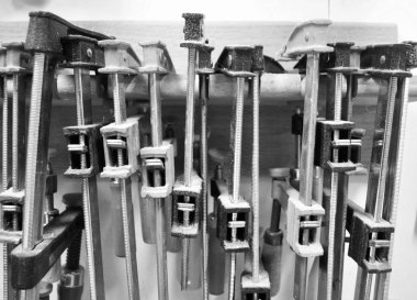 Siyah beyaz tahta kıskaçlar duvarda asılı.