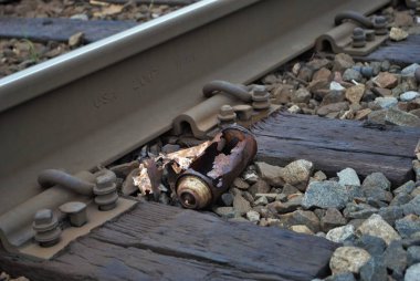 Rayları ve grafitileri olan terk edilmiş tuğla tren deposu.