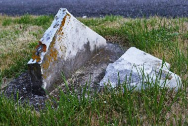 Mezarlıktaki kırık bir heykel ve mezar taşıyla kaplı çok eski bir yosun.