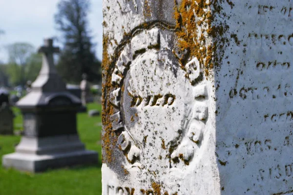 Sehr Alte Statue Grabstein Auf Einem Friedhof — Stockfoto