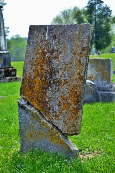 Старый Мох Покрытый Сломанной Статуей Надгробием Кладбище — стоковое фото