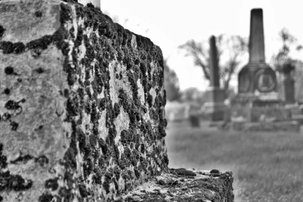 Sehr Alte Statue Grabstein Auf Einem Friedhof — Stockfoto