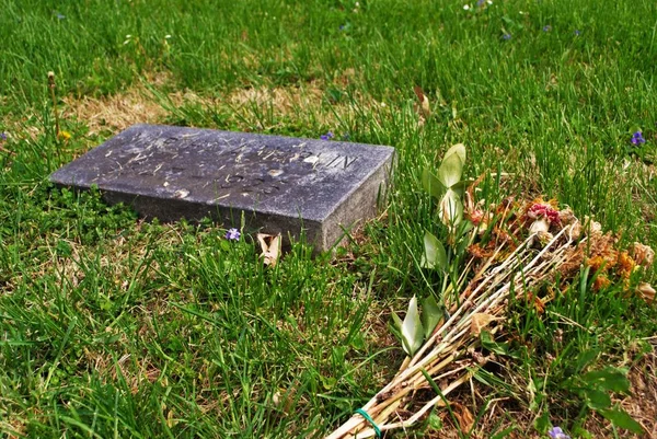 Very Old Statue Headstone Cemetery — ストック写真