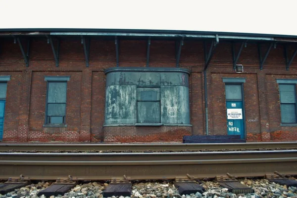 Elhagyott Téglás Vonatraktár Sínekkel Graffitikkel — Stock Fotó