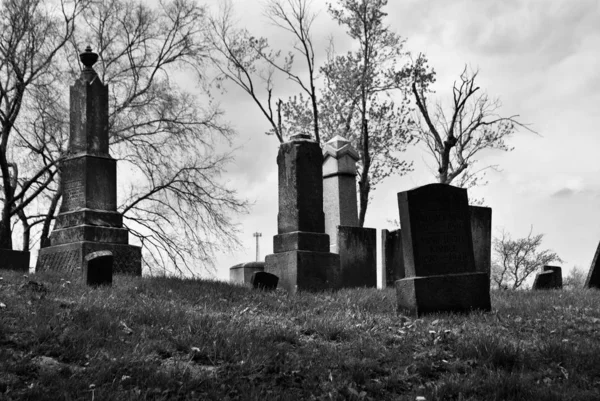 Mezarlıktaki Çok Eski Bir Heykel Mezar Taşı — Stok fotoğraf