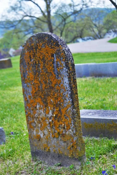 Estátua Muito Antiga Lápide Cemitério — Fotografia de Stock