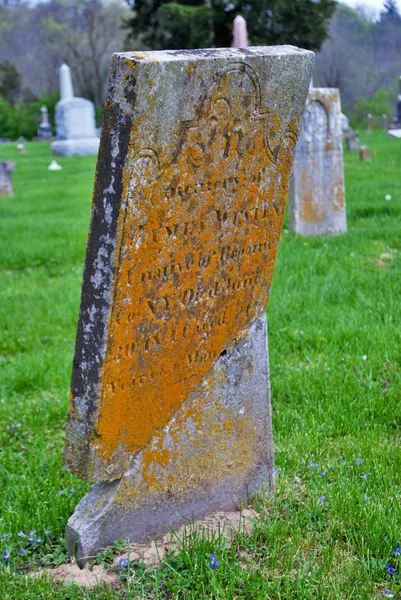 Sehr Altes Moos Bedeckt Kaputte Statue Grabstein Auf Einem Friedhof — Stockfoto