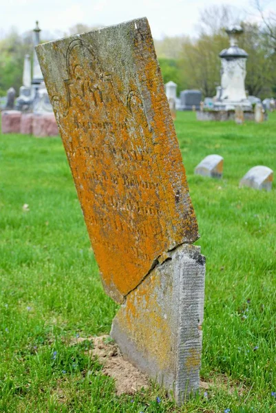 Very Old Moss Covered Broken Statue Headstone Cemetery — Stock Photo, Image