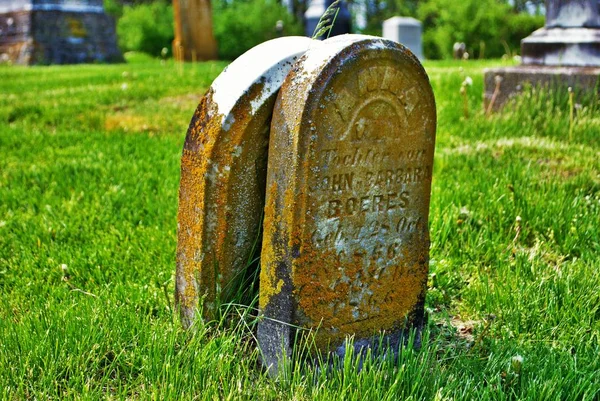 Sehr Altes Moos Bedeckt Kaputte Statue Grabstein Auf Einem Friedhof — Stockfoto