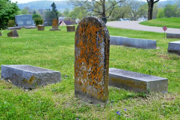 Sehr Alte Statue Grabstein Auf Einem Friedhof — Stockfoto