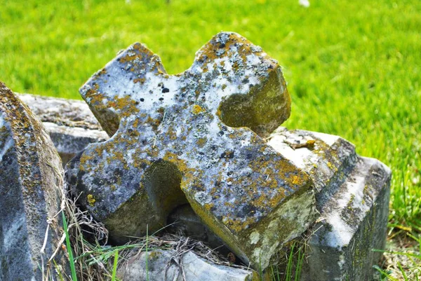 非常に古い苔が墓地の壊れた像や墓石を覆い — ストック写真