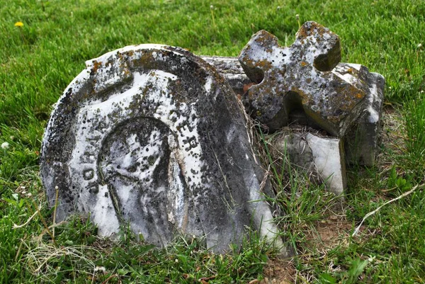 Mycket Gammal Mossa Täckt Bruten Staty Gravsten Kyrkogård — Stockfoto