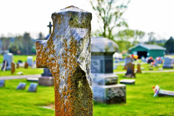 Sehr Altes Moos Bedeckt Kaputte Statue Grabstein Auf Einem Friedhof — Stockfoto