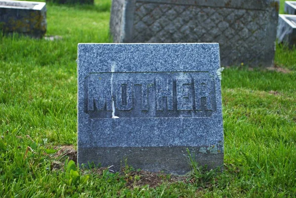 Très Vieux Moule Couvert Pierre Tombale Dans Cimetière Père Mère — Photo