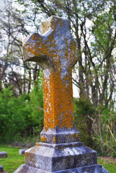 Sehr Altes Moos Bedeckt Kaputte Statue Grabstein Auf Einem Friedhof — Stockfoto