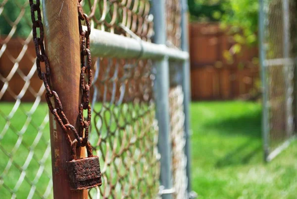 Rusty Pad Lock Chain Link Fence — Stock Photo, Image