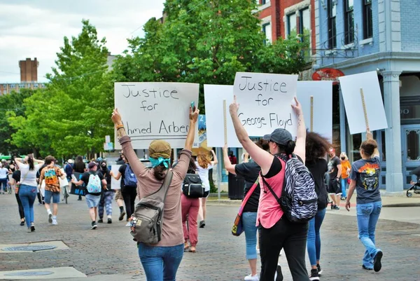 Manifestantes Caminando Por Medio Una Calle Ciudad — Foto de Stock