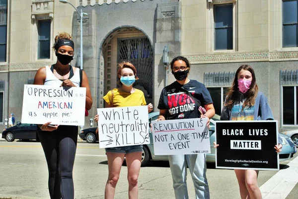 美国俄亥俄州代顿 2020年5月30日抗议缺乏生命的抗议者举着标志和面罩举行集会 — 图库照片
