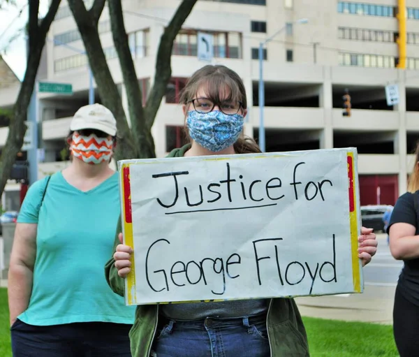 데이튼 Ohio 2020 참가자 해결을 간판을 마스크를 착용하고 시위를 벌이고 — 스톡 사진