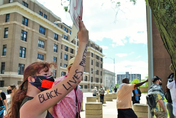 데이튼 2020 생활에 항의하는 사람들은 마스크를 착용하고 표지판을 시위를 벌이는 — 스톡 사진