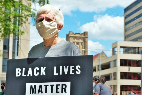 Dayton Ohio Stany Zjednoczone 2020 Protestujący Wiecu Czarnym Życiu Trzymający — Zdjęcie stockowe