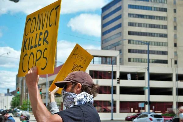 Dayton Ohio Estados Unidos 2020 Manifestantes Comício Vidas Negras Segurando — Fotografia de Stock