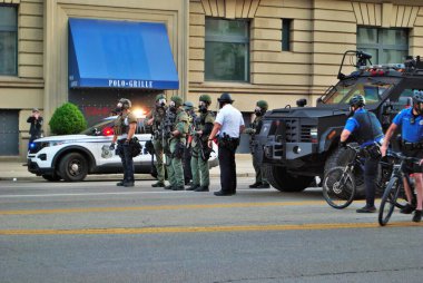 Dayton, Ohio Birleşik Devletleri 05 / 30 / 2020 Polis ve SWAT memurları siyahların yaşamlarını protesto eden kalabalığı kontrol ediyorlar