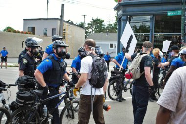 Dayton, Ohio Birleşik Devletleri 05 / 30 / 2020 Polis ve SWAT memurları siyahların yaşamlarını protesto eden kalabalığı kontrol ediyorlar