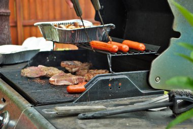 Bir mangalda ızgarada yemek.