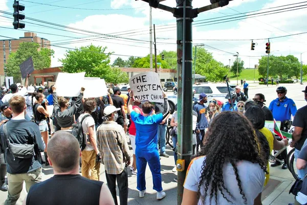 데이튼 Ohio 2020 생활에 항의하는 시위자들은 마스크를 착용하고 거리를 행진하는 — 스톡 사진