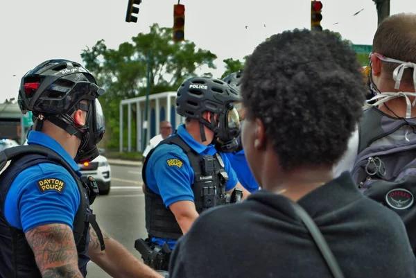 Dayton Ohio Stany Zjednoczone 2020 Policjanci Kontrolujący Tłum Podczas Marszu — Zdjęcie stockowe