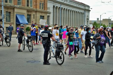 Dayton, Ohio Birleşik Devletleri 05 / 30 / 2020 Siyahların yaşamını protesto yürüyüşünde kalabalığı kontrol eden polis memurları