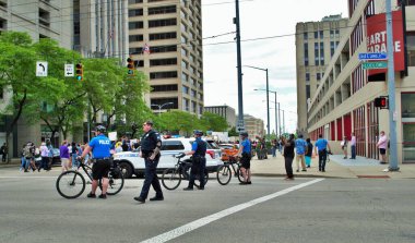 Dayton, Ohio Birleşik Devletleri 05 / 30 / 2020 Siyahların yaşamını protesto yürüyüşünde kalabalığı kontrol eden polis memurları