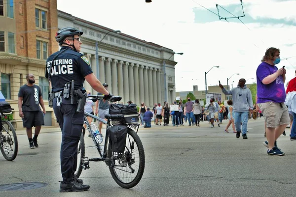 Dayton Ohio Stany Zjednoczone 2020 Policjanci Kontrolujący Tłum Podczas Marszu — Zdjęcie stockowe