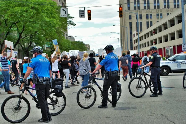 Ντέιτον Οχάιο Ηνωμένες Πολιτείες 2020 Αστυνομικοί Ελέγχουν Πλήθος Πορεία Διαμαρτυρίας — Φωτογραφία Αρχείου