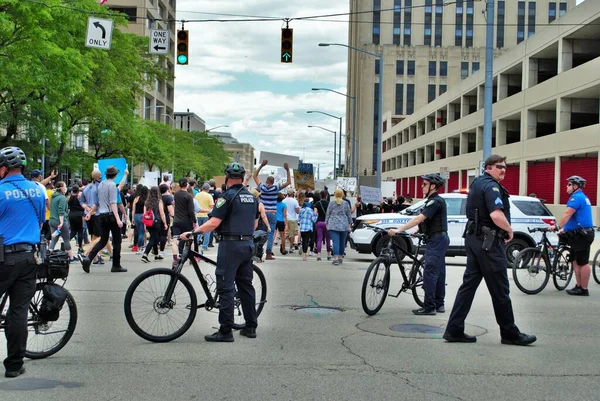 Dayton Ohio United States 2020 Police Officers Controlling Crowd Black — стоковое фото