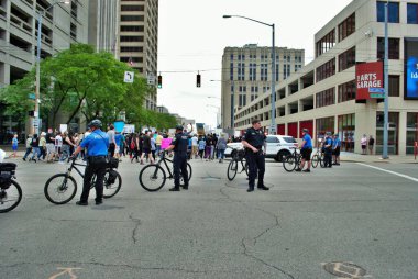 Dayton, Ohio Birleşik Devletleri. 05 / 30 / 2020 Siyahların yaşamını kontrol eden polis memurları protesto ediyor.
