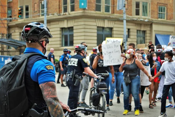 Dayton Ohio Verenigde Staten 2020 Politieagenten Controleren Menigte Een Zwarte — Stockfoto