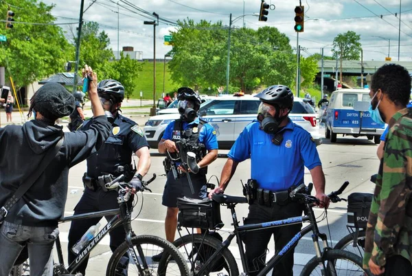 Dayton Ohio Vereinigte Staaten 2020 Polizeibeamte Kontrollieren Die Menge Bei — Stockfoto