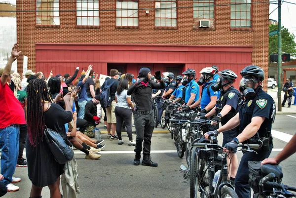 Dayton Ohio United States 2020 Police Officers Controlling Crowd Black — стоковое фото