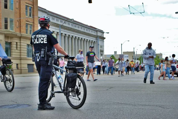 美国俄亥俄州代顿 2020年3月5日控制黑人生活事件人群的警察举行抗议活动 — 图库照片