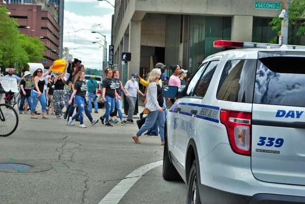 Dayton Ohio United States 2020 Αστυνομικοί Ελέγχουν Πλήθος Διαδήλωση Μαύρων — Φωτογραφία Αρχείου