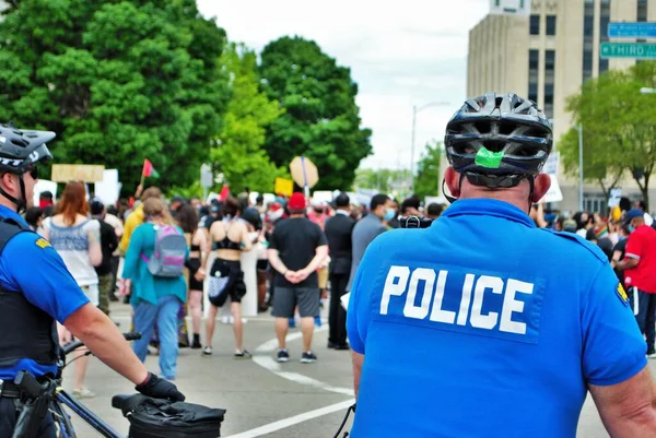 Dayton Ohio Estados Unidos 2020 Agentes Policía Controlan Multitud Una — Foto de Stock