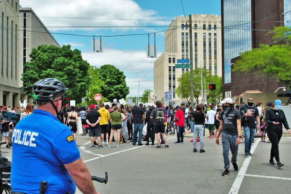 Dayton Ohio United States 2020 Police Officers Controlling Crowd Black — стоковое фото